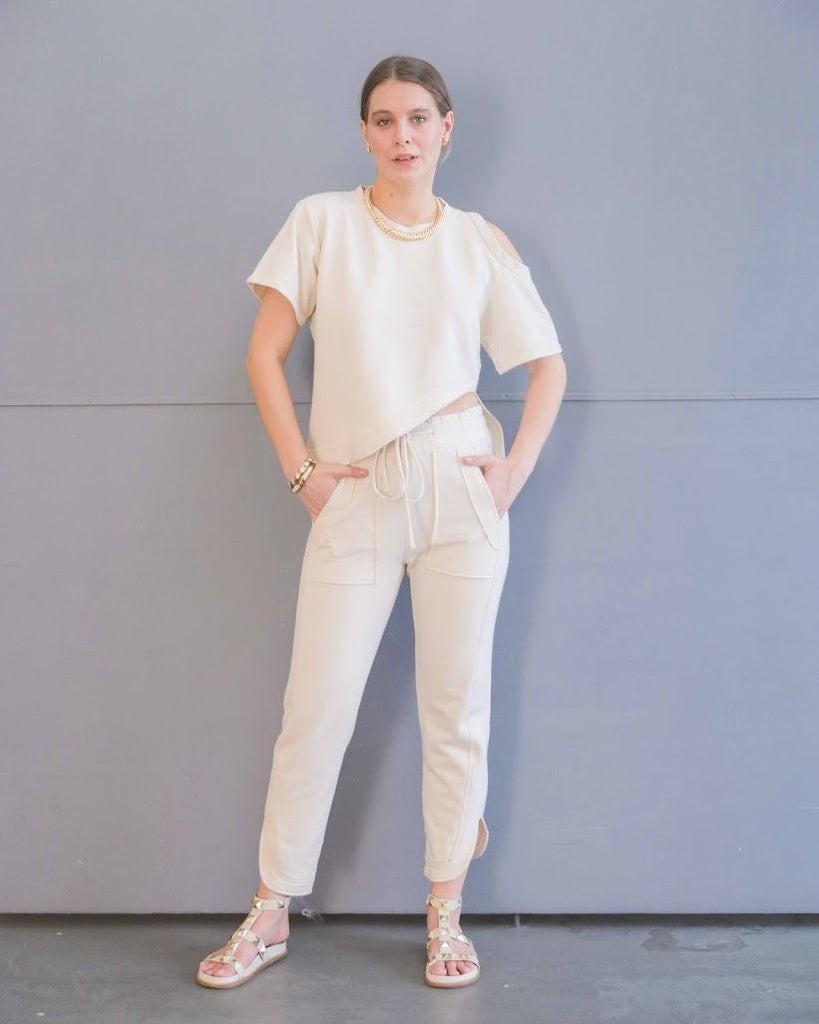 Calça jogger Regina BY Wear barra assimetrica off white BY WEAR